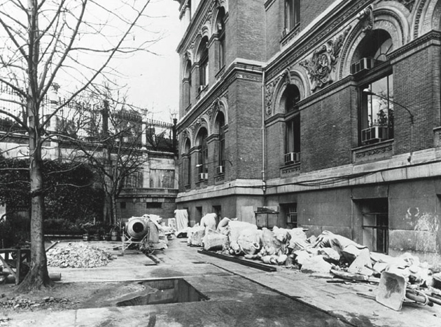Marble fragments left on the side of the building (image from the doctorate thesis of Montaña Galán Caballero).