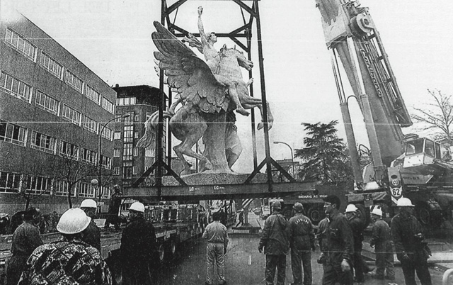 27.01.1997, El Pais, “Los Pegasos Vuelan al Sur”. The arrival of the restored Pegasus at Plaza Legazpi.